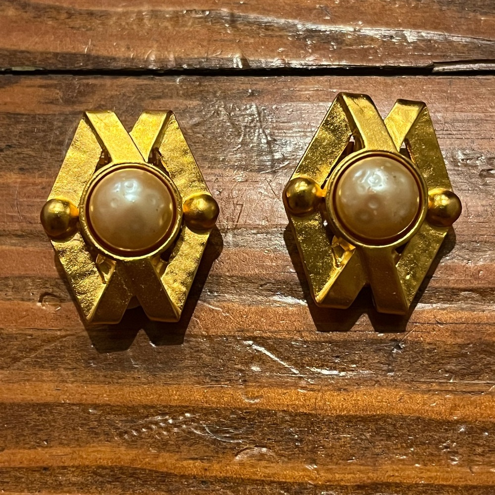 Karl lagerfeld gold tone faux pearl clip on fun earrings